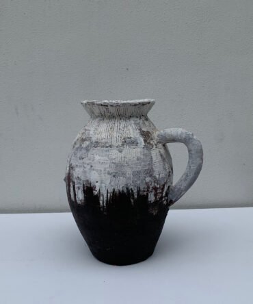 Uli single handled terracotta vase (black&white)